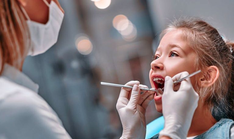 Çocukların Dişlerini Fırçalarken Ebeveyn Desteği Aldığı Ve Sağlıklı Gülüşler Sergilediği Bir Sahne.