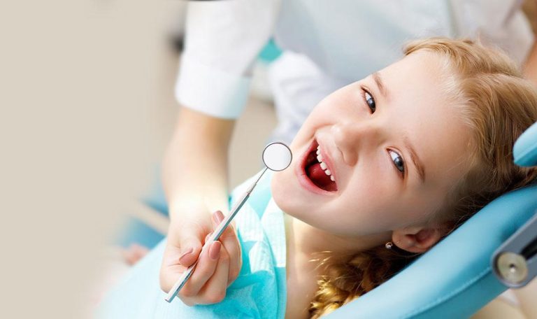 Diş Hekimi Koltuğunda Muayene Edilen Bir Çocuk.