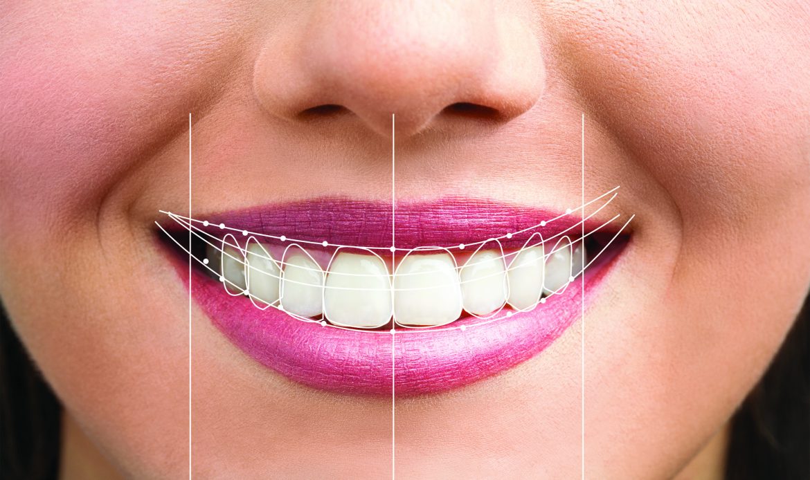 Gülüş Tasarımı Için Hasta Fotoğraflarını Inceleyen Diş Hekimi.