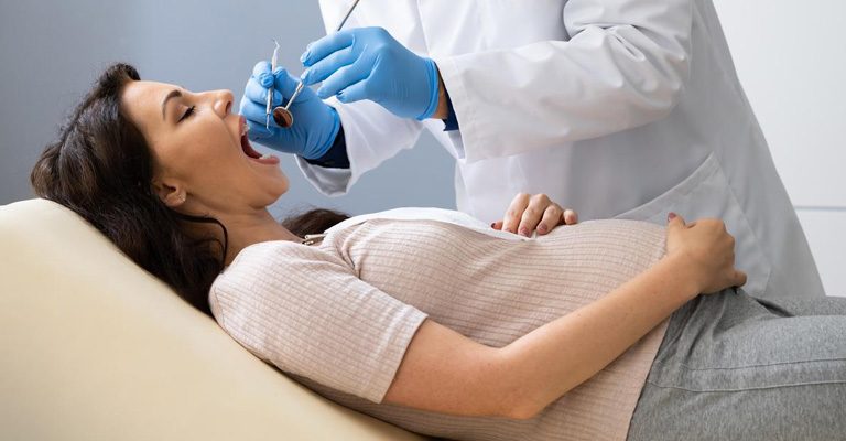 Hamilelikte Diş Kontrolü Yaptıran Anne Adayı Ve Diş Hekimi Muayene Sahnesi.