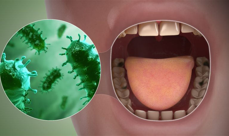 Ağız Kokusundan Rahatsız Olan Bir Kişinin Eliyle Ağzını Kapattığı Yakın Plan Görüntü